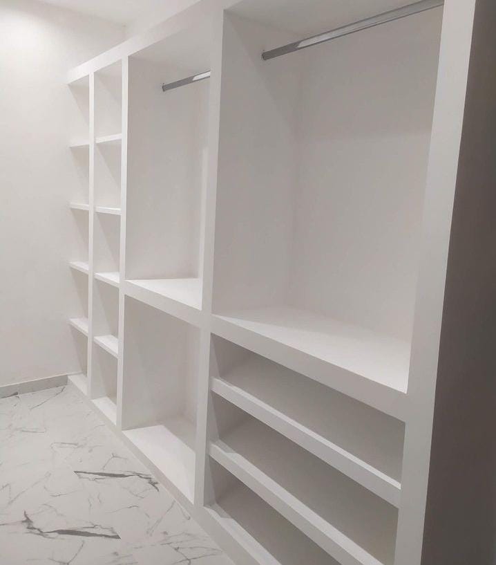 Cozinha minimalista com nichos